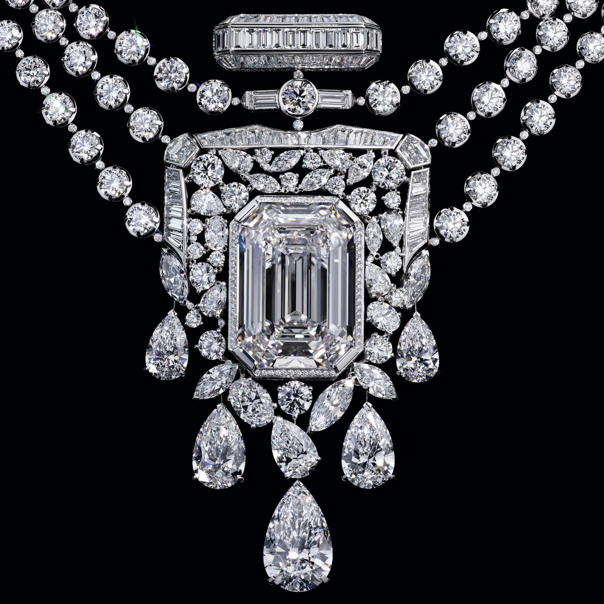 Невероятное колье Chanel с бриллиантом 55,55 карата по случаю столетия аромата N°5