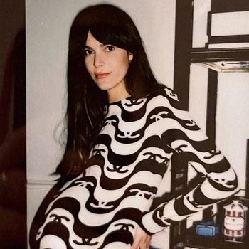 Познакомьтесь с художницей отливающей беременный живот будущих мам из гипса