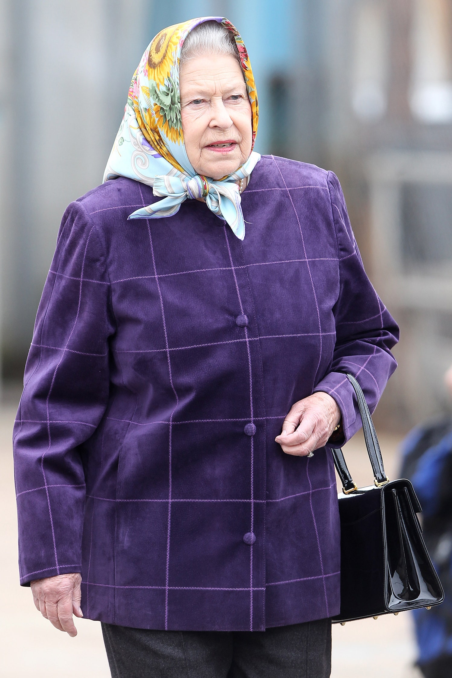Королева Великобритании Елизавета 2 в платке