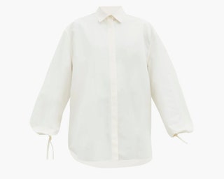 Белая рубашка — это основа основ. Можно сделать выбор в пользу классического приталенного варианта с манжетами а можно...