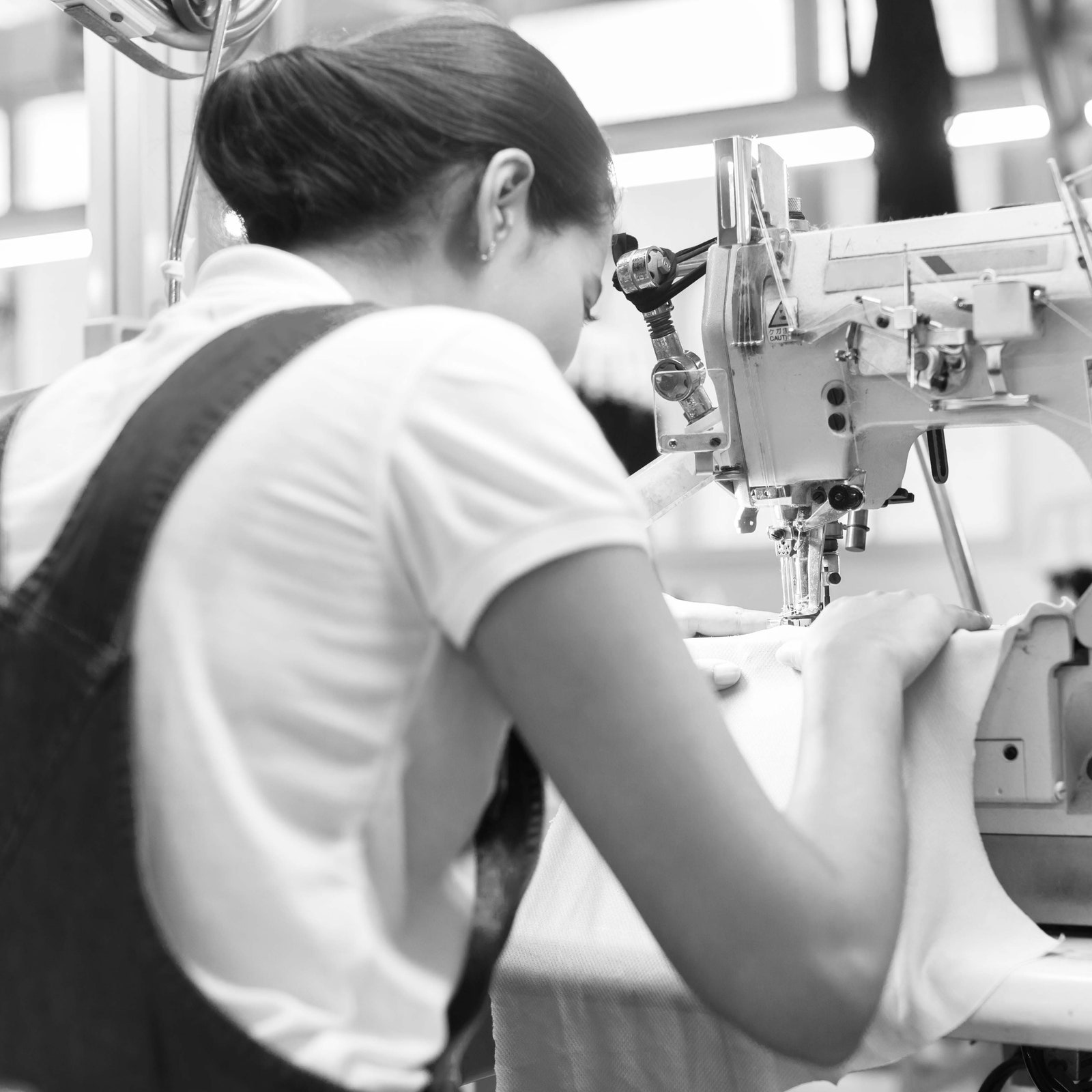 Как коронавирус повлиял на работников швейных фабрик по всему миру