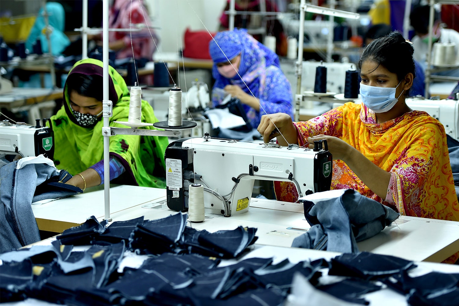 Работницы швейной фабрики в Дакке Бангладеш август 2020