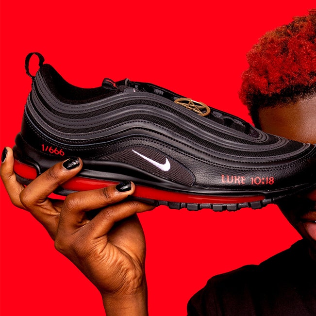 Рэпер Lil Nas X и компания MSCHF выпустили кроссовки с человеческой кровью