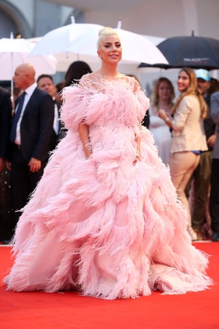 Что может быть эффектнее перьев Только платье из перьев такое как у Valentino — именно его Леди Гага выбрала для...