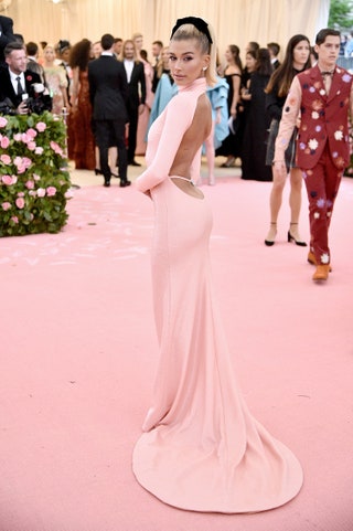 Чем плагиат отличается от заимствования Платье Хейли Бибер на Met Gala созданное Александром Вэнгом —nbspяркий пример...