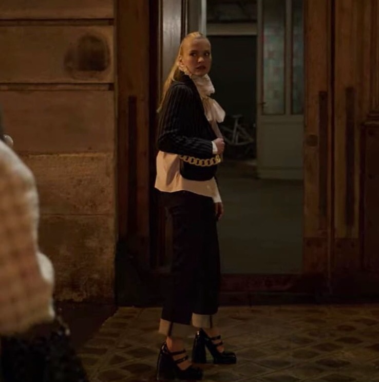 Камилль Раза в туфлях Nodaleto в сериале «Эмили в Париже»