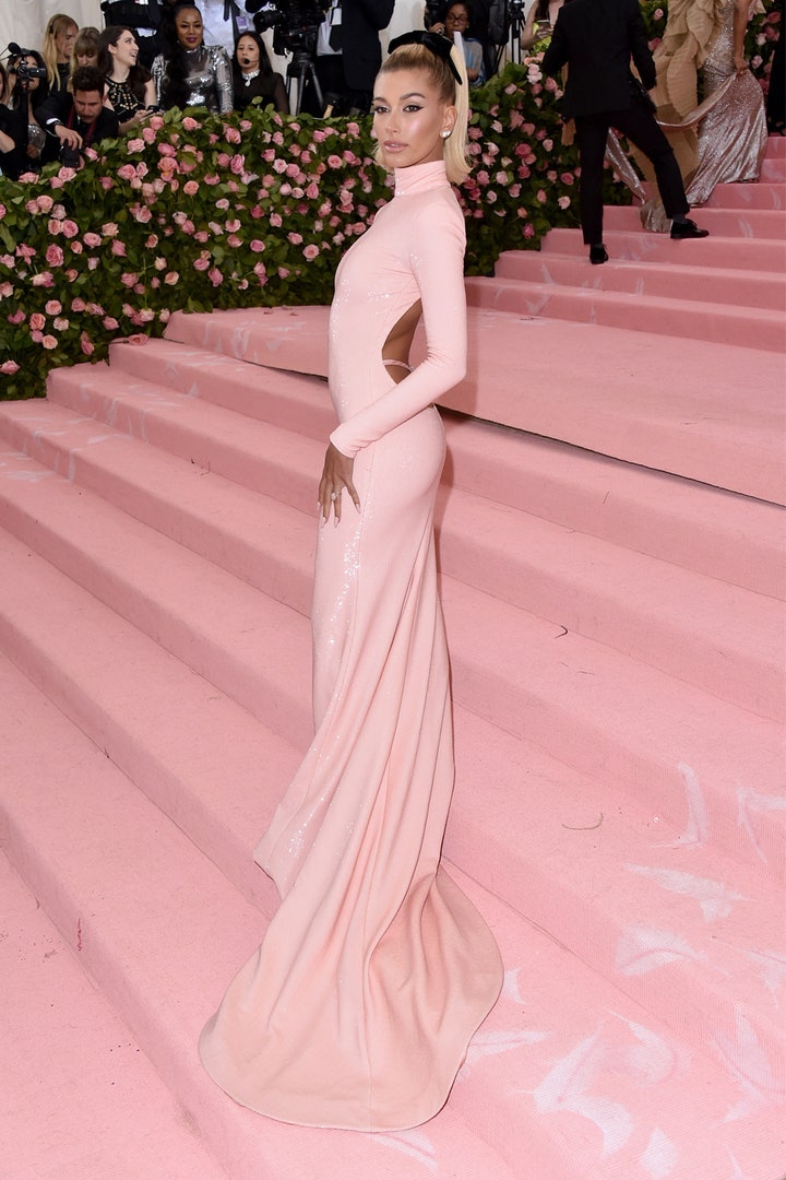 Хейли Бибер в платье Alexander Wang Met Gala 2019 год