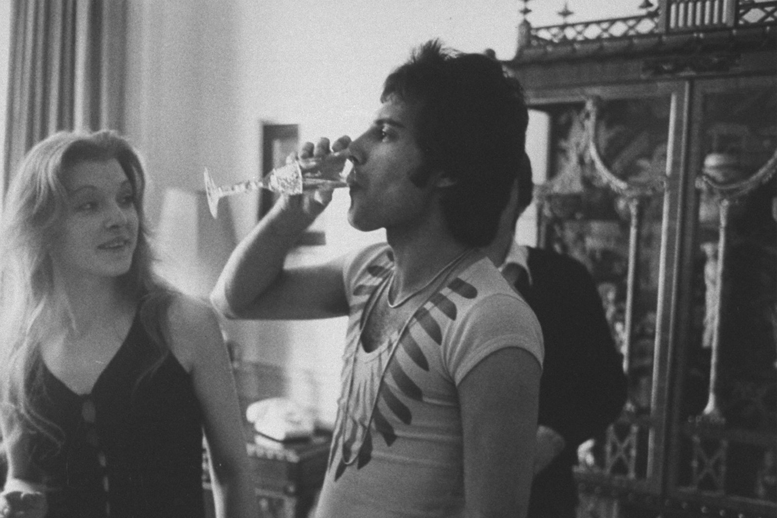 Фредди Меркьюри со своей девушкой Мэри Остин 1977 год