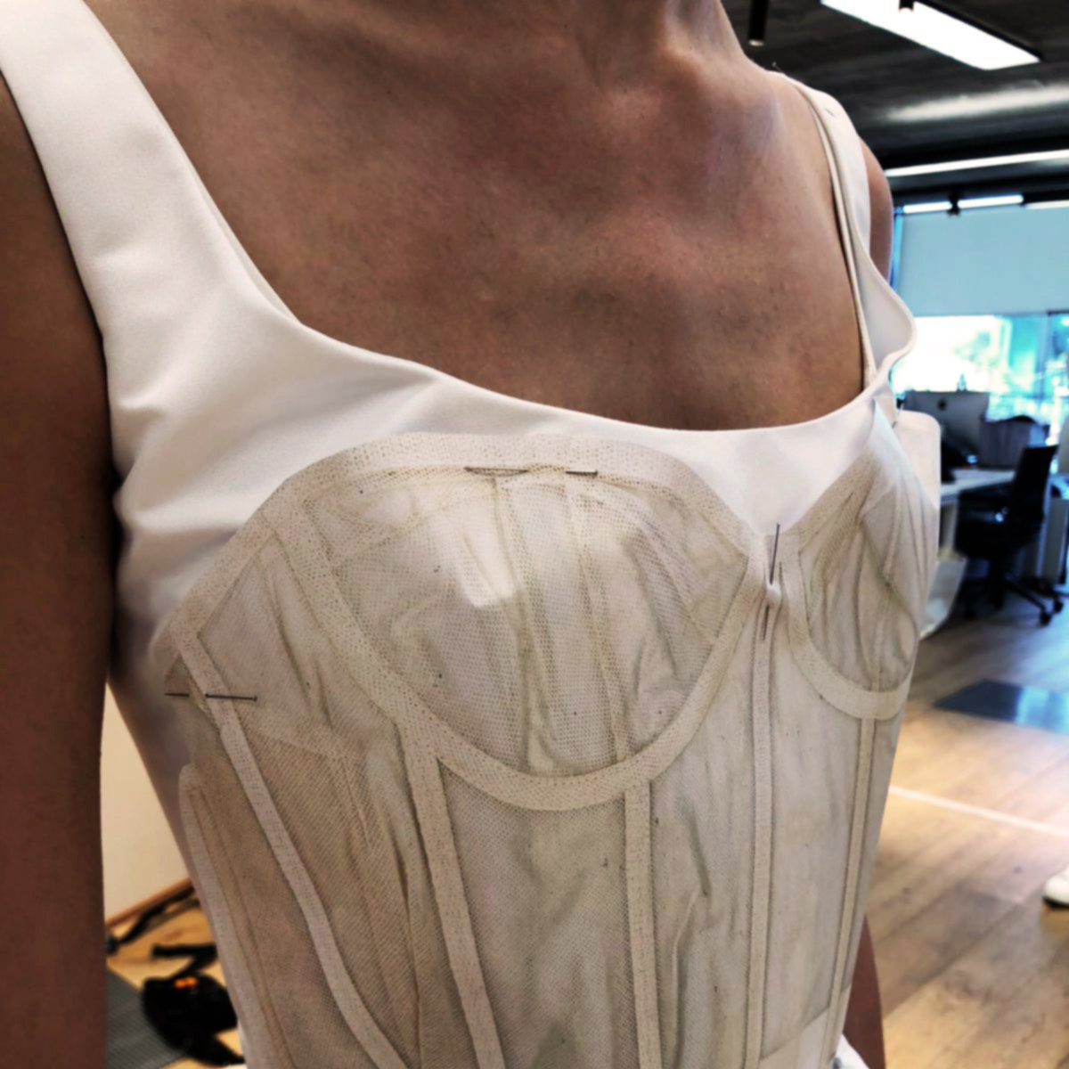 Как Сара Бертон создавала «иллюзорные» корсеты для весенней коллекции Alexander McQueen
