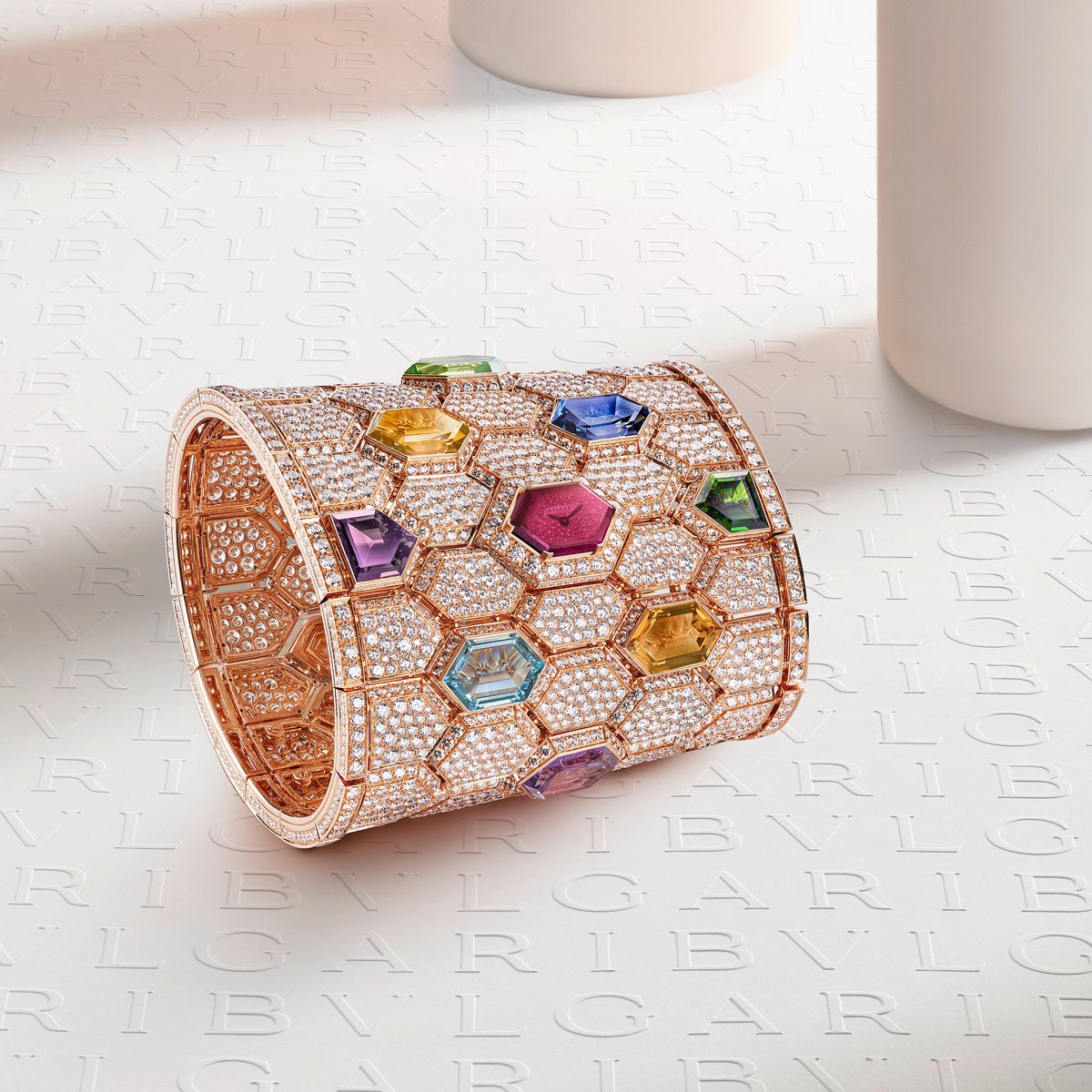 4 тысячи бриллиантов и крупные драгоценные камни: Bvlgari представили часы, вдохновленные Клеопатрой