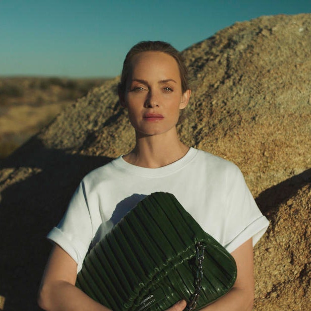 Эмбер Валлетта выпустила сумки из кактусовой кожи вместе с Karl Lagerfeld
