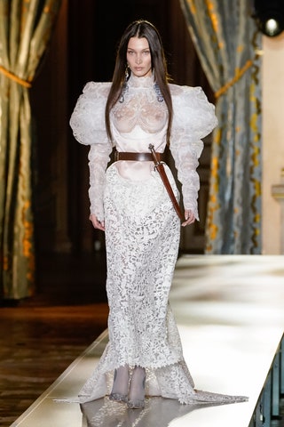 Именно это платье Vivienne Westwood в котором Белла Хадид продефилировала в конце шоу осеньзима 2020 задало тенденцию на...