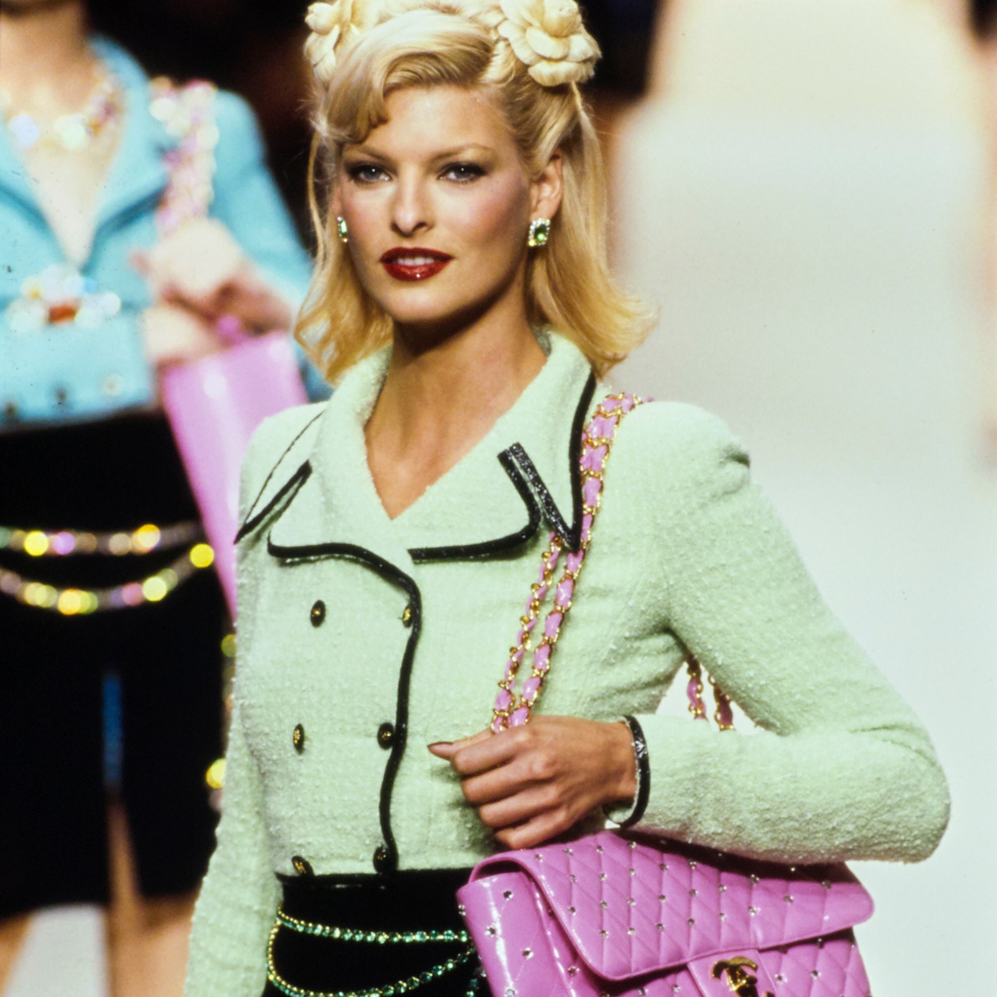 Как иконы стиля разных эпох носили и носят сумку Chanel 11.12