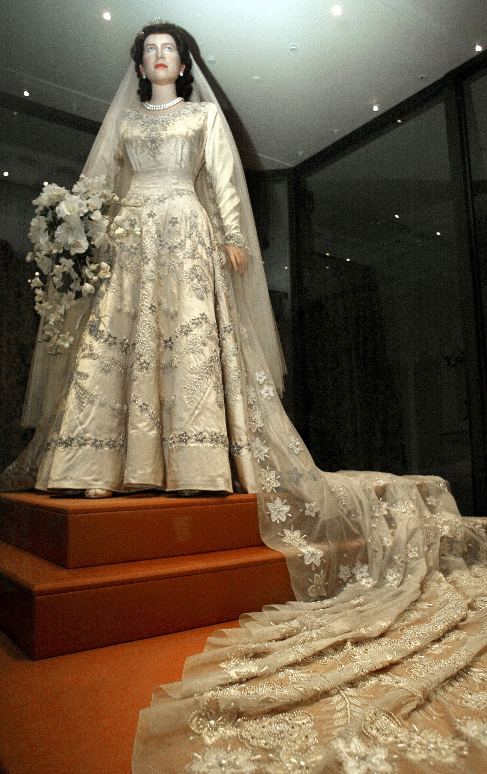 Свадебное платье принцессы Елизаветы на выставке A Century of Queens' Wedding Dresses 18401947 в Кенсингтонском дворце...