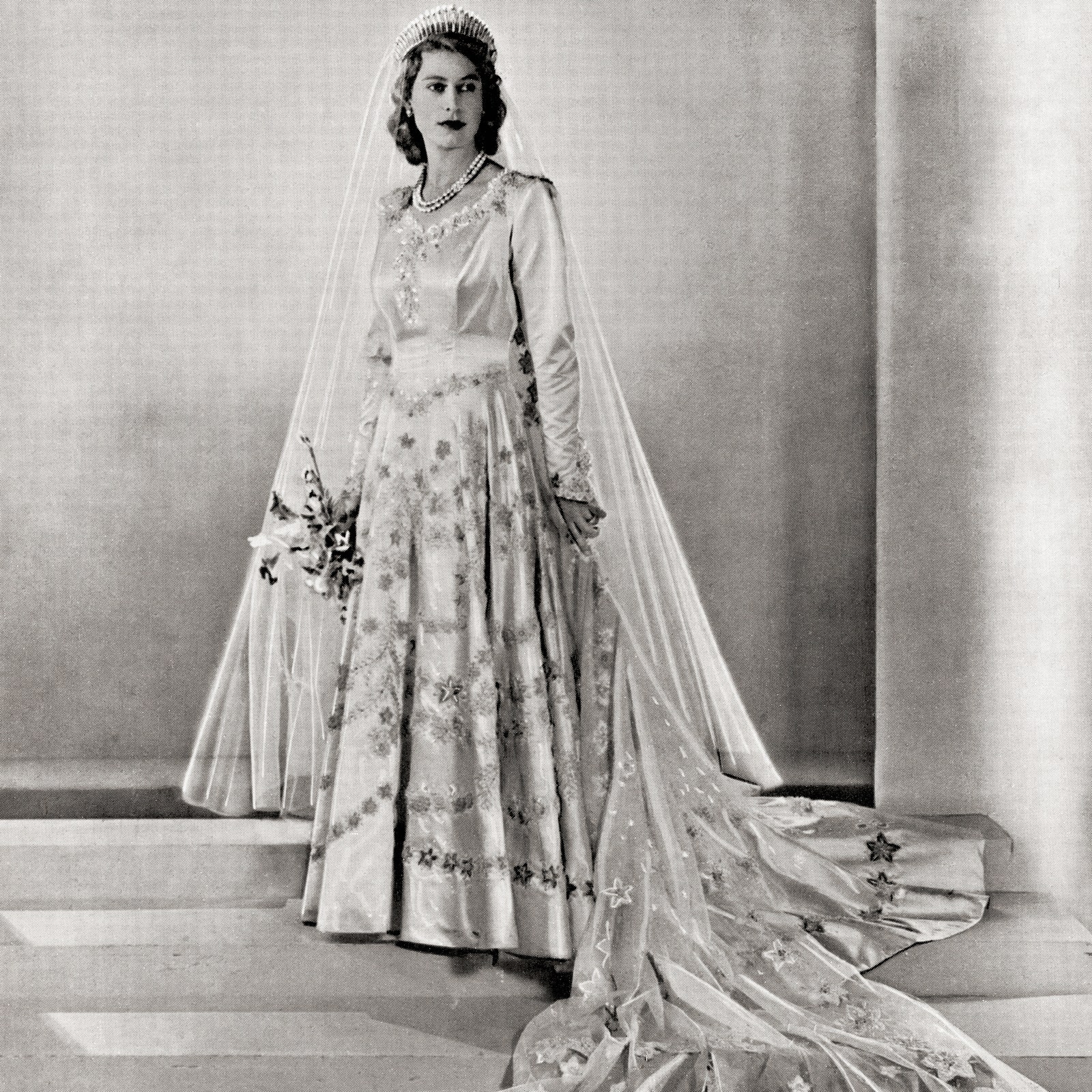 Как (и кем) создавалось свадебное платье Елизаветы II &- история вышивальщиц, работавших над ним
