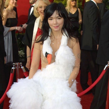 Bjork at the arrivals at the 73rd Annual Academy Awards at Shrine Auditorium in Los Angeles California.