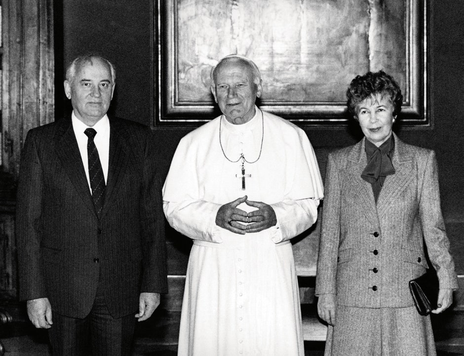 Михаил и Раиса Горбачевы на встрече с папой римским Иоанном Павлом II в Ватикане 1990