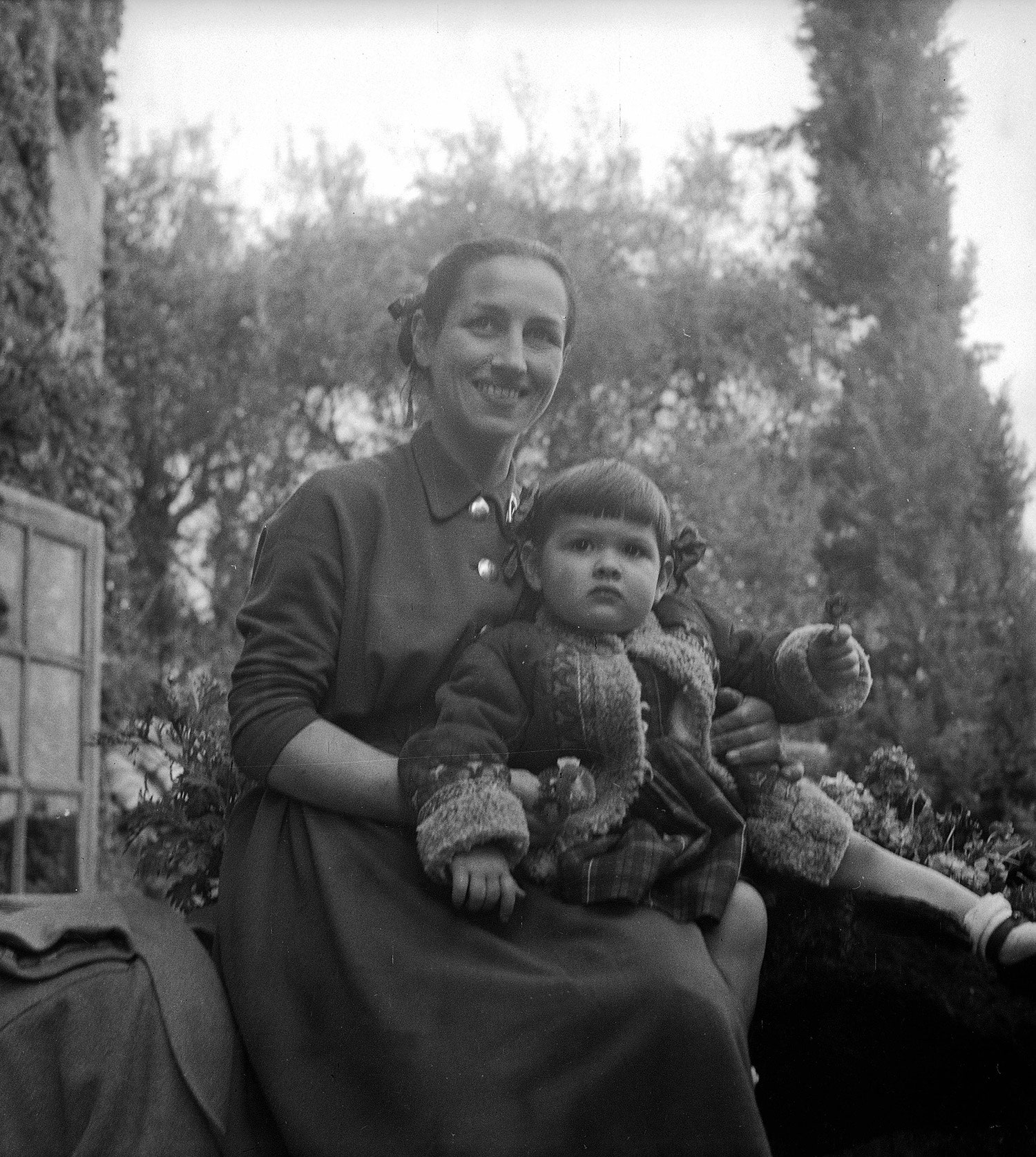С мамой Франсуазой Жило январь 1950