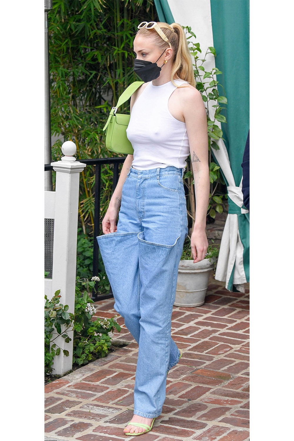 Модные джинсы 2021 Софи Тернер показывает что экспериментировать с джинсами можно