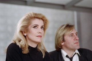Катрин Денев и Жерар Депардье на телевидении в октябре 1988 года в Париже