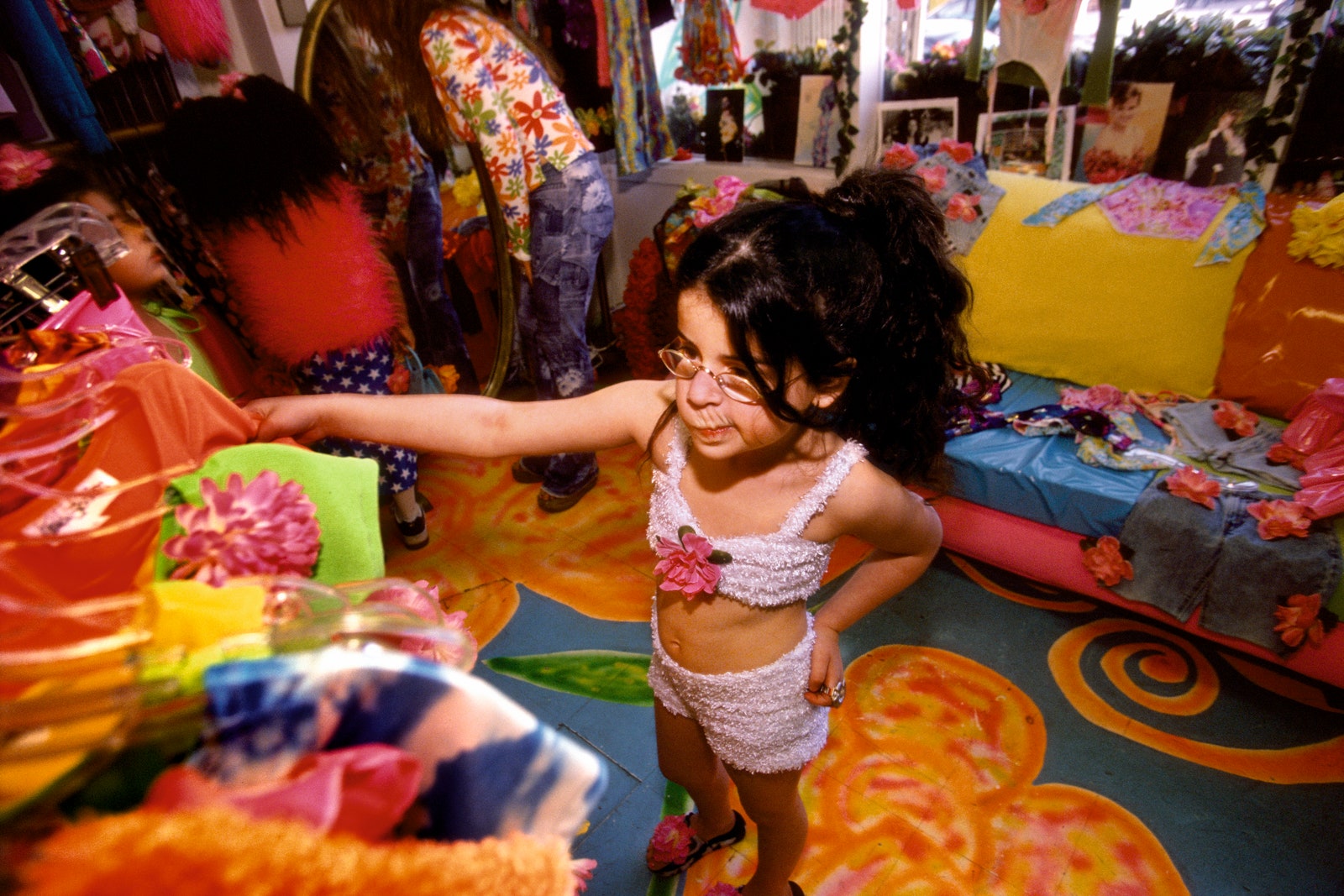Пятилетняя Лили в бутике ЛосАнджелеса