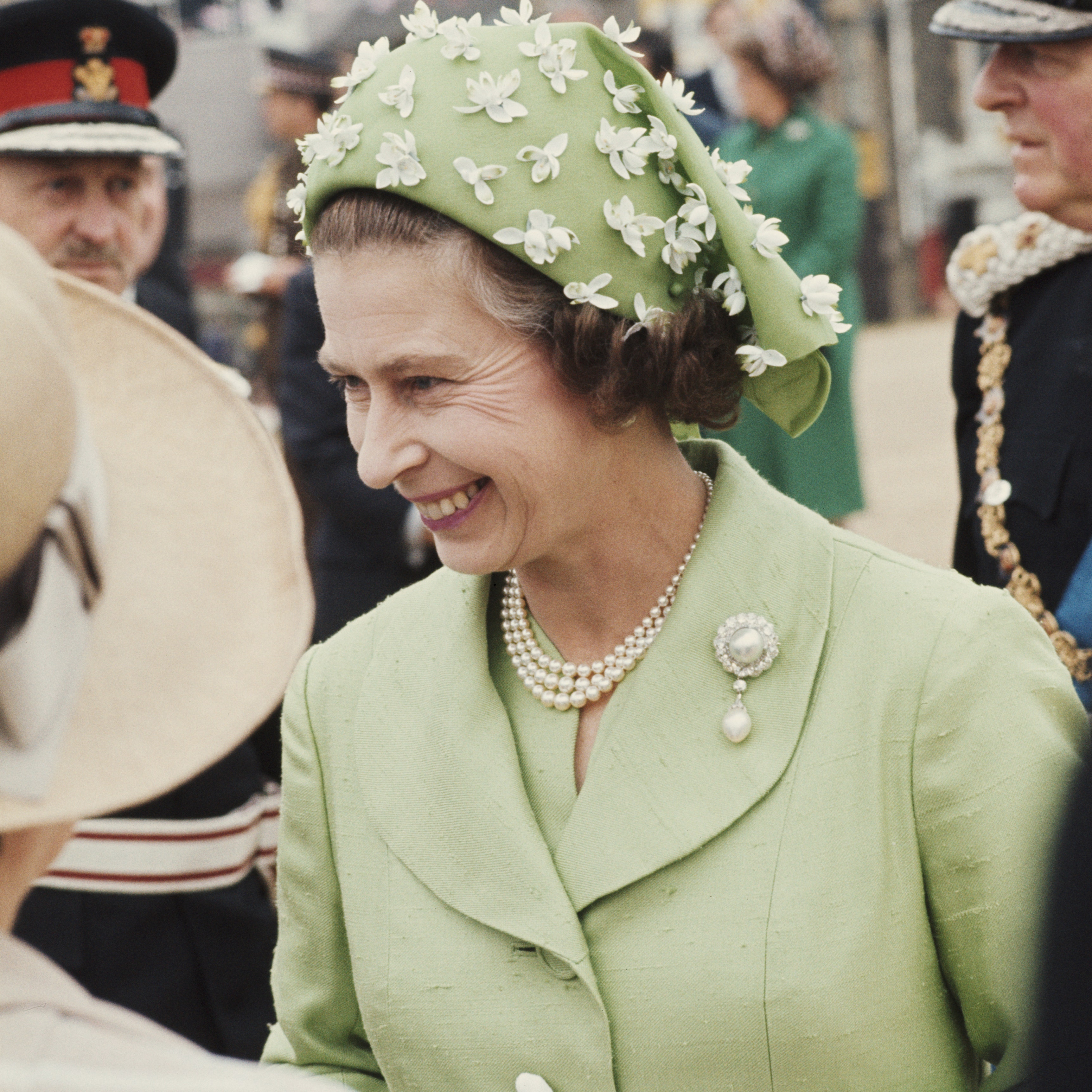Почему королева Елизавета II так любит салатовый цвет (и по каким случаям его носит)