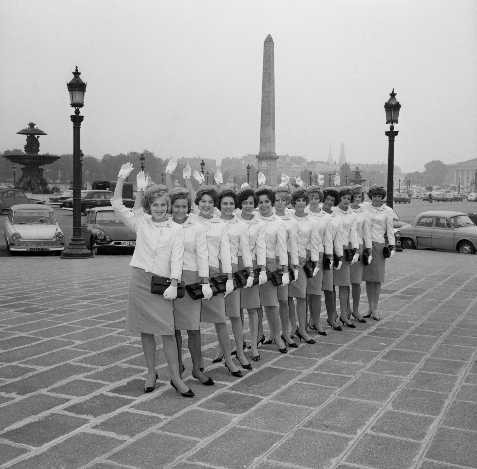 Стюардессы Trans World Airlines позируют в униформе Pierre Balmain Париж 1965