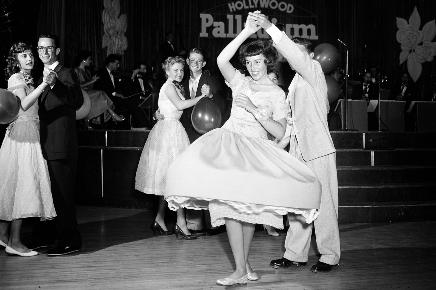 Старшеклассники на вечеринке в Hollywood Palladium 1954 год