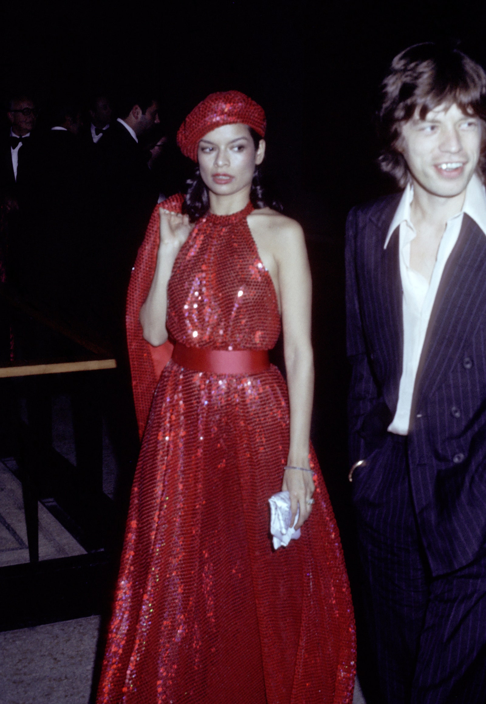 Бьянка Джаггер в Halston и Мик Джаггер на Met Gala 1974. Фото Рон Галелла