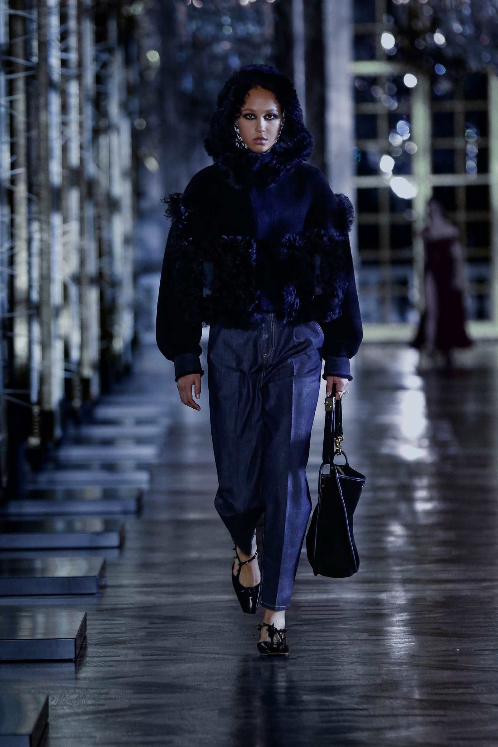 Темносиние джинсы Dior с защипами — эталон плотного «хрустящего» денима