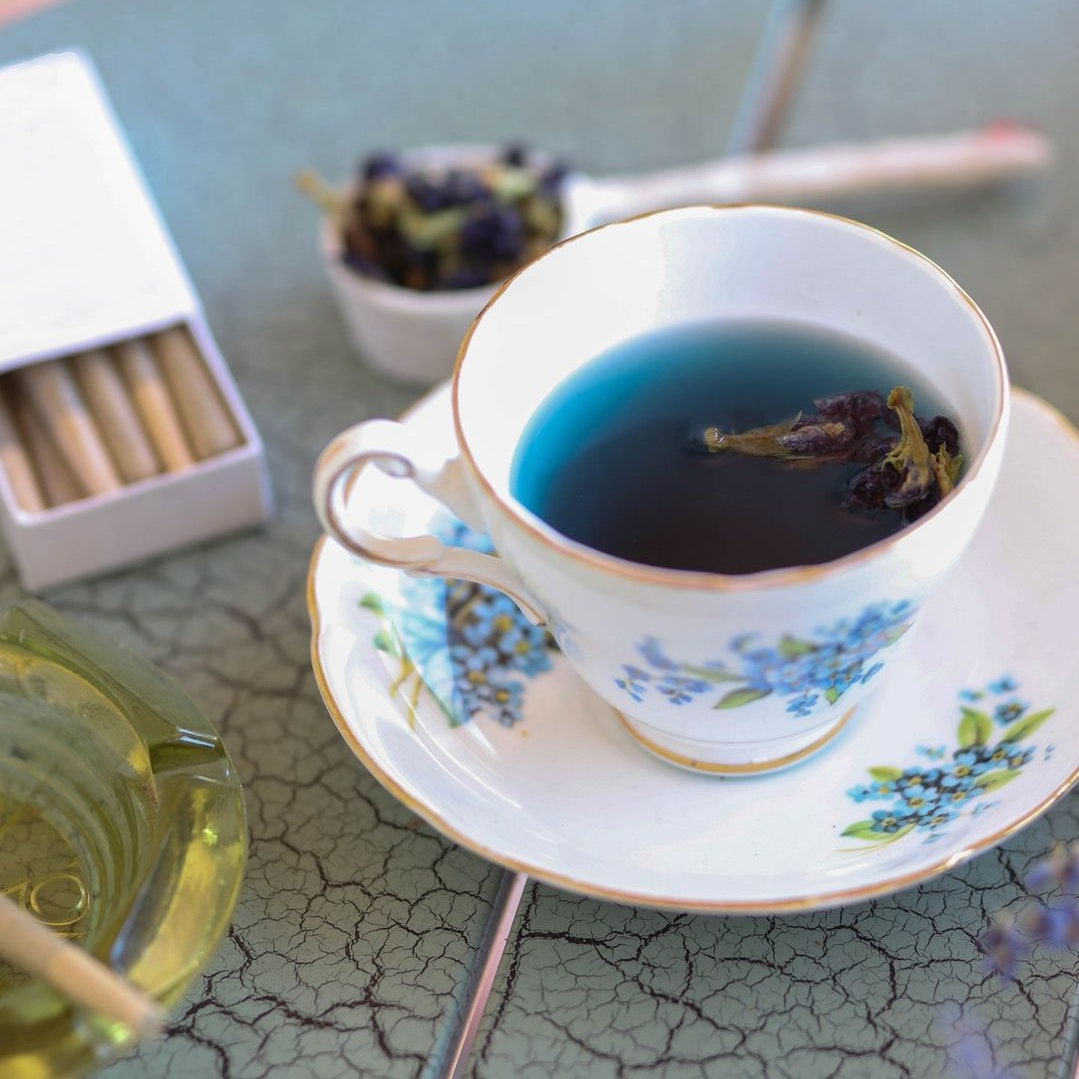 Попробуйте синий тайский чай &- он спасет кожу от сухости и убережет вас от стресса