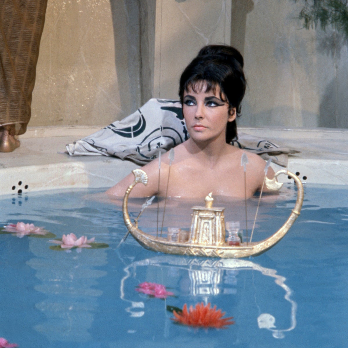 Самые красивые ванные в кино &- от «Клеопатры» до «Отпуска по обмену»