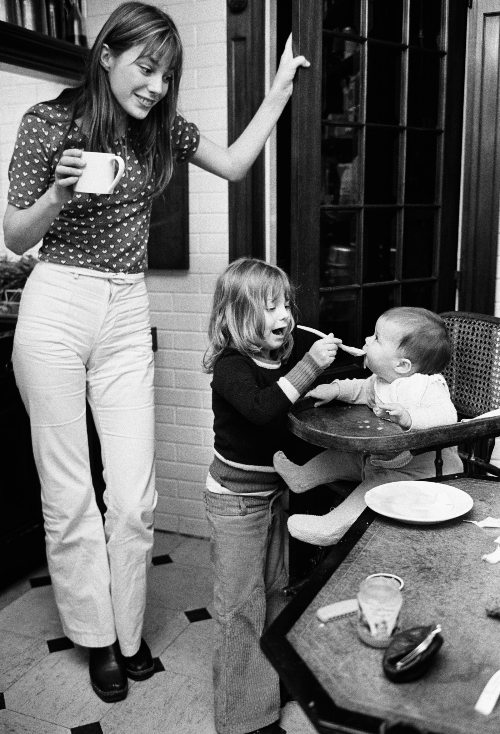 Джейн Биркин в белых брюках 1972