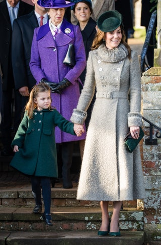 королевская семья Кейт Миддлтон герцогиня Кембриджская и принцесса Шарлотта на Рождество в церкви