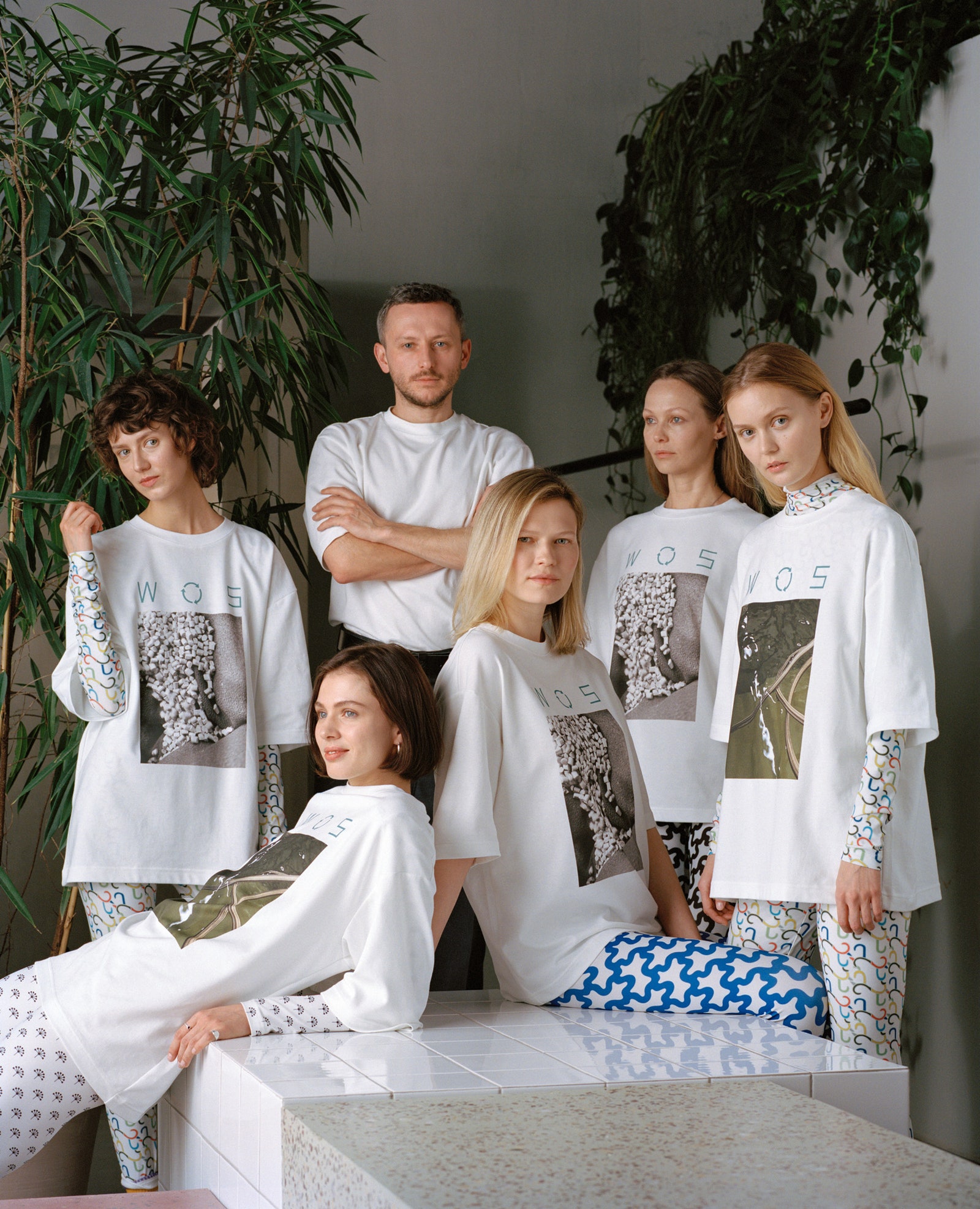 На моделях футболки все WOS × СИБУР лосины и водолазки из поли­эстера и эластана все WOS by Andrey Artyomov