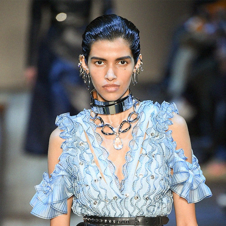 Берем пример с моделей Alexander McQueen и украшаем уши сразу несколькими серьгами-каффами