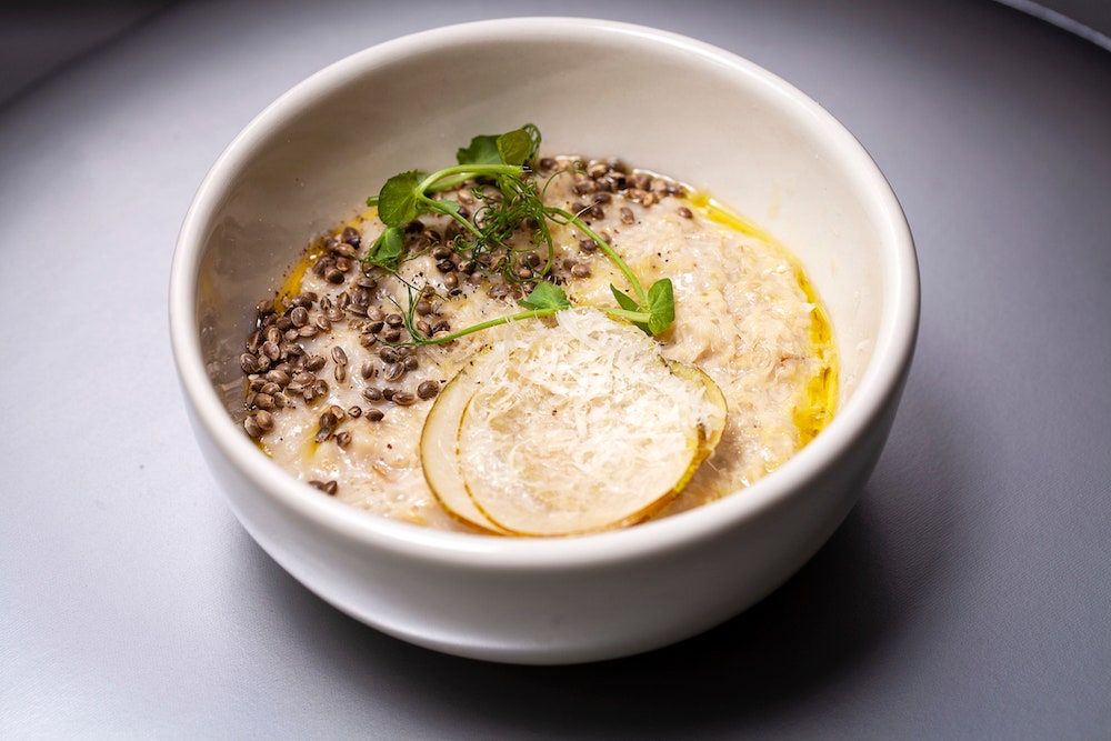 Овсяная каша на кокосовом молоке с пармезаном грушей и ядрами конопли кофейня «2046»