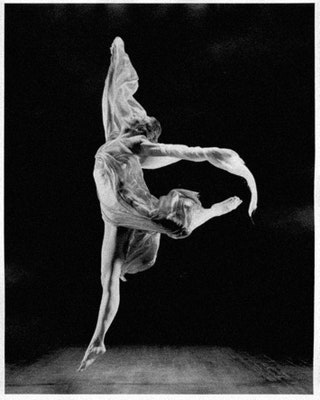 Айседора Дункан родилась в 1877 году а умерла в 1927м. Спустя почти 100 лет после смерти ее танцы все еще остаются...