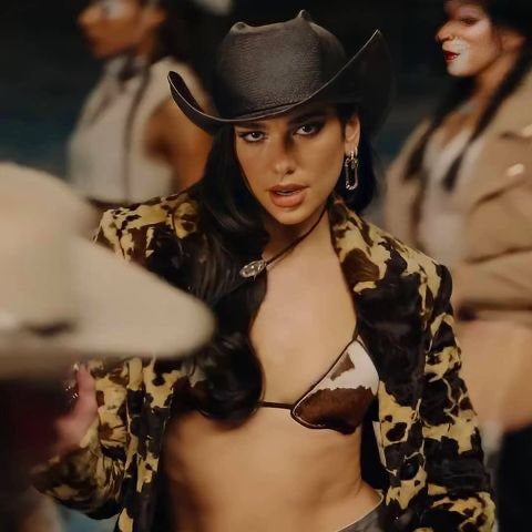 Современная cowgirl: Дуа Липа возвращает Дикий Запад в моду