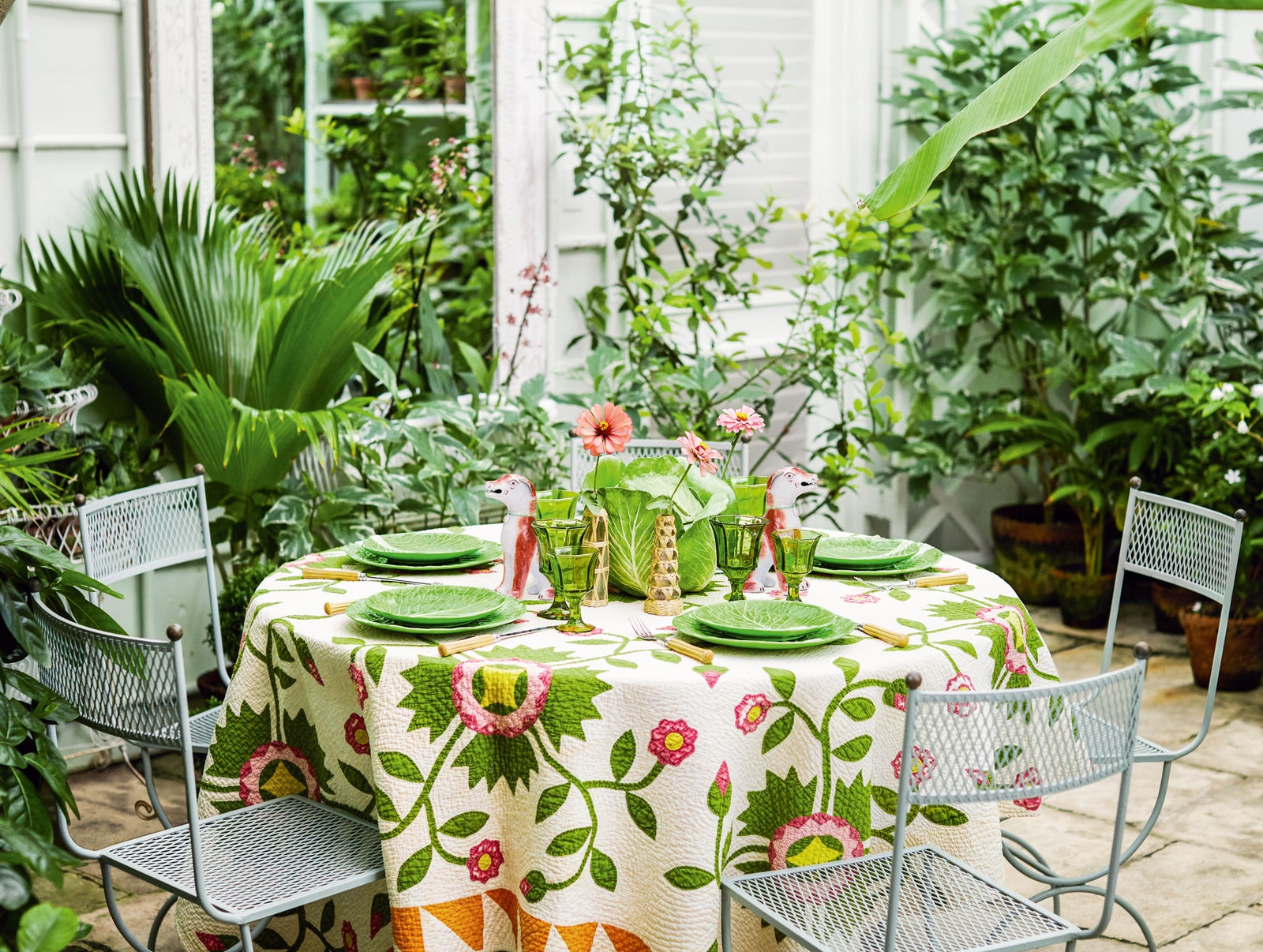 Стол Тори украшенный коллекцией Lettuce Ware в ее доме в Антигуа