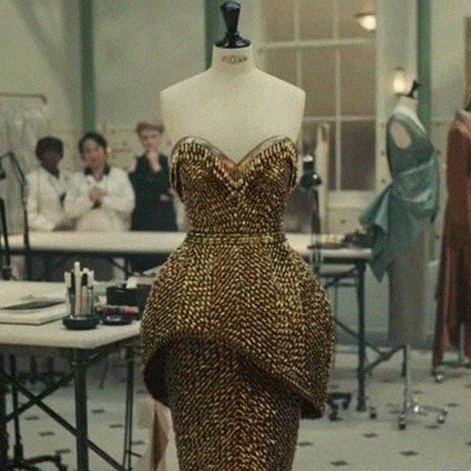 Эти два показа Александра Маккуина могли вдохновить создателей «Круэллы» на самое эффектное платье в фильме