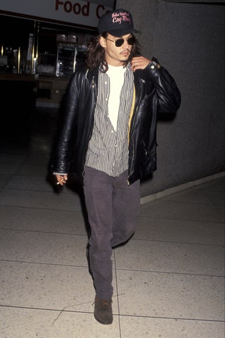 Джонни Депп в аэропорту LAX 1993
