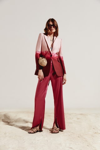 Жaкет Alexander McQueen 367500 рублей tsum.ru брюки Nanushka 44200 рублей tsum.ru сумка Loewe 37700 рублей tsum.ru...