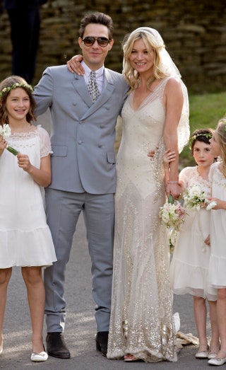 Кейт Мосс вышла замуж за гитариста группы The Kills Джейми Хинса 1 июля 2011 года. Свадебное платье специально для...