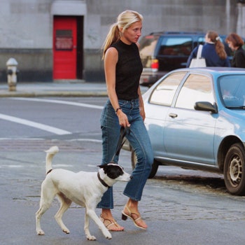 Carolyn Bessette Kennedy arrives home first walking their dog as they return from their honeymoon. Most photogs gathered...