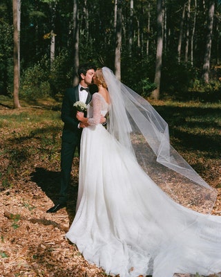 Карли Клосс вышла замуж за Джошуа Кушнера в 2018 году. Свадебное платье специально для модели создавала креативный...