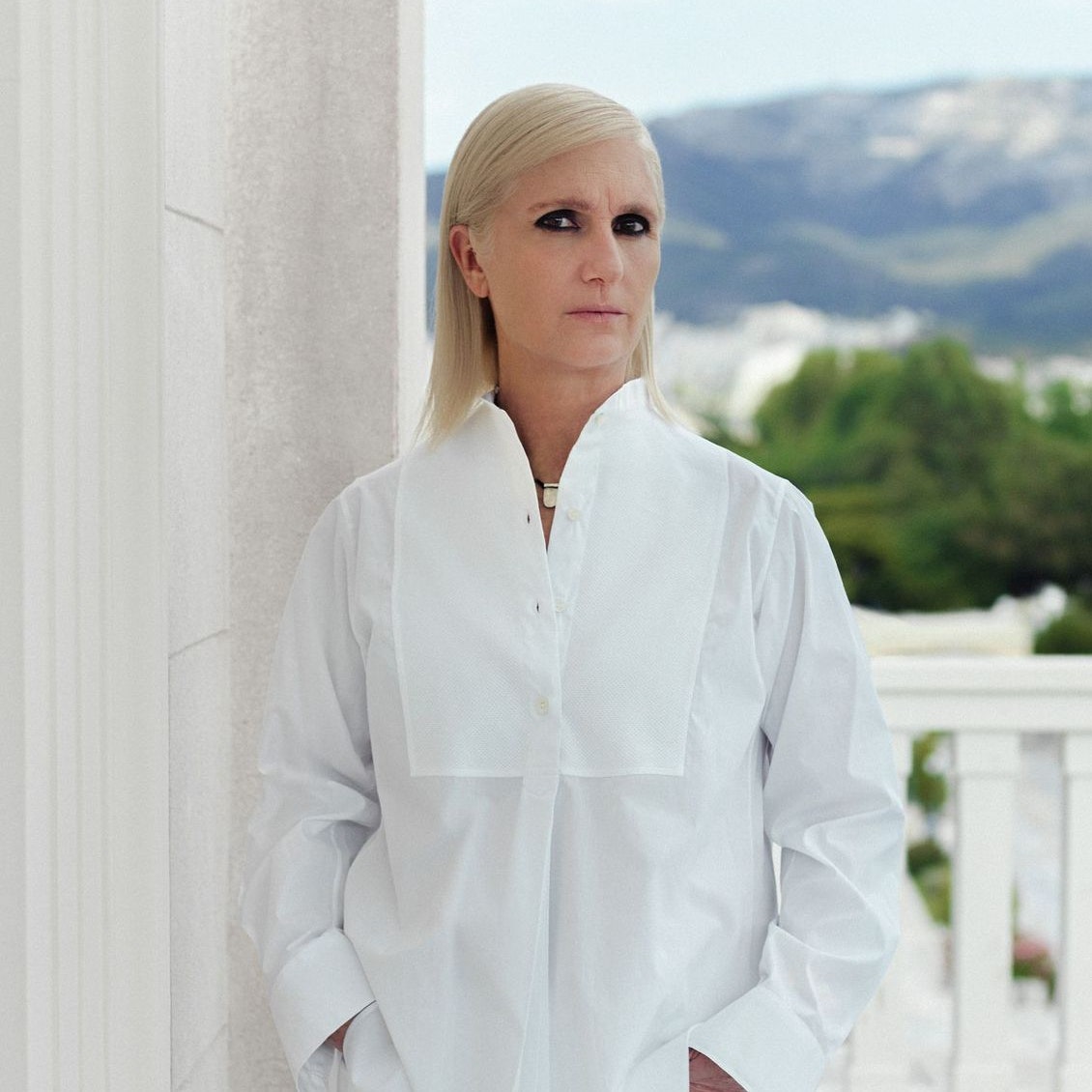 «Я хочу подчеркнуть всю красоту этой страны», &- Мария Грация Кьюри о показе круизной коллекции Dior 2022 в Греции