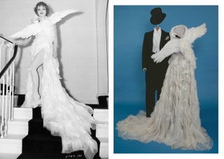 Это белоснежное шелковое платье с отделкой из натуральных птичьих перьев Марлен Дитрих надевала на костюмированный бал...