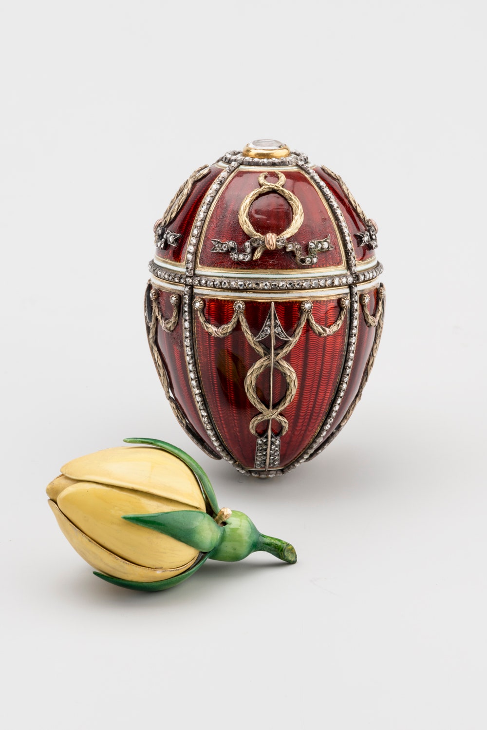 Пасхальное яйцо «Бутон розы». Подарок императора Николая II супруге императрице Александре Федоровне на Пасху 1895 года....