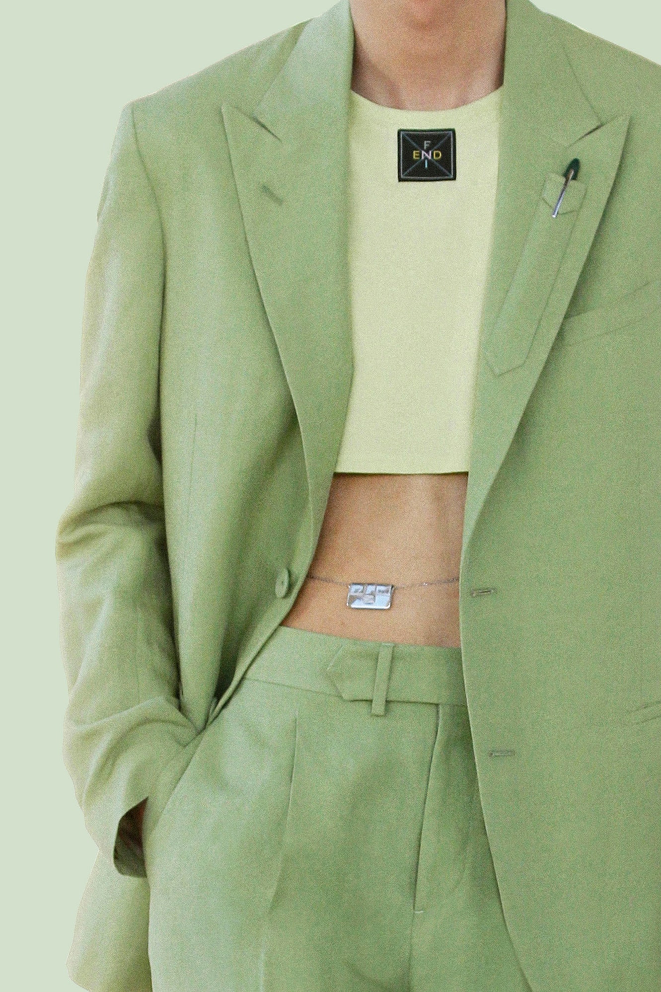 Fendi menswear весналето 2022 посмотрите на поясцепочку с сумкой Baguette из новой коллекции Сильвии Вентурини Фенди